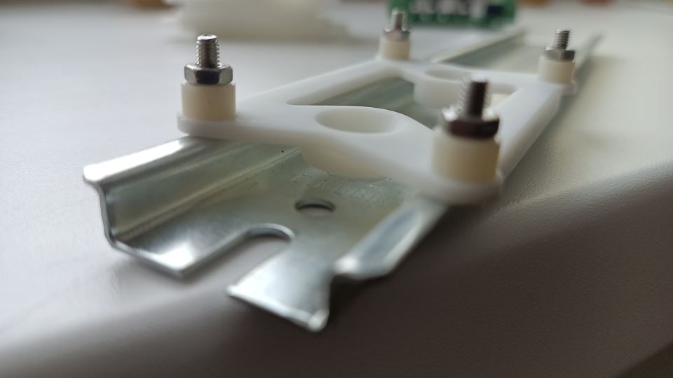 Laiendusplaadi kronstein DIN liistule